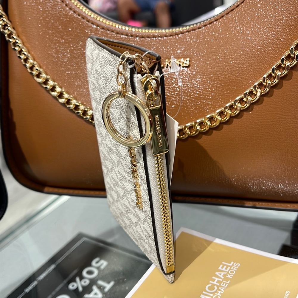 MICHAEL KORS JET SET TRAVEL SMALL TOP ZIP COINPOUCH WITH ID CARD VANILLA
NWT - Picture 14 of 16